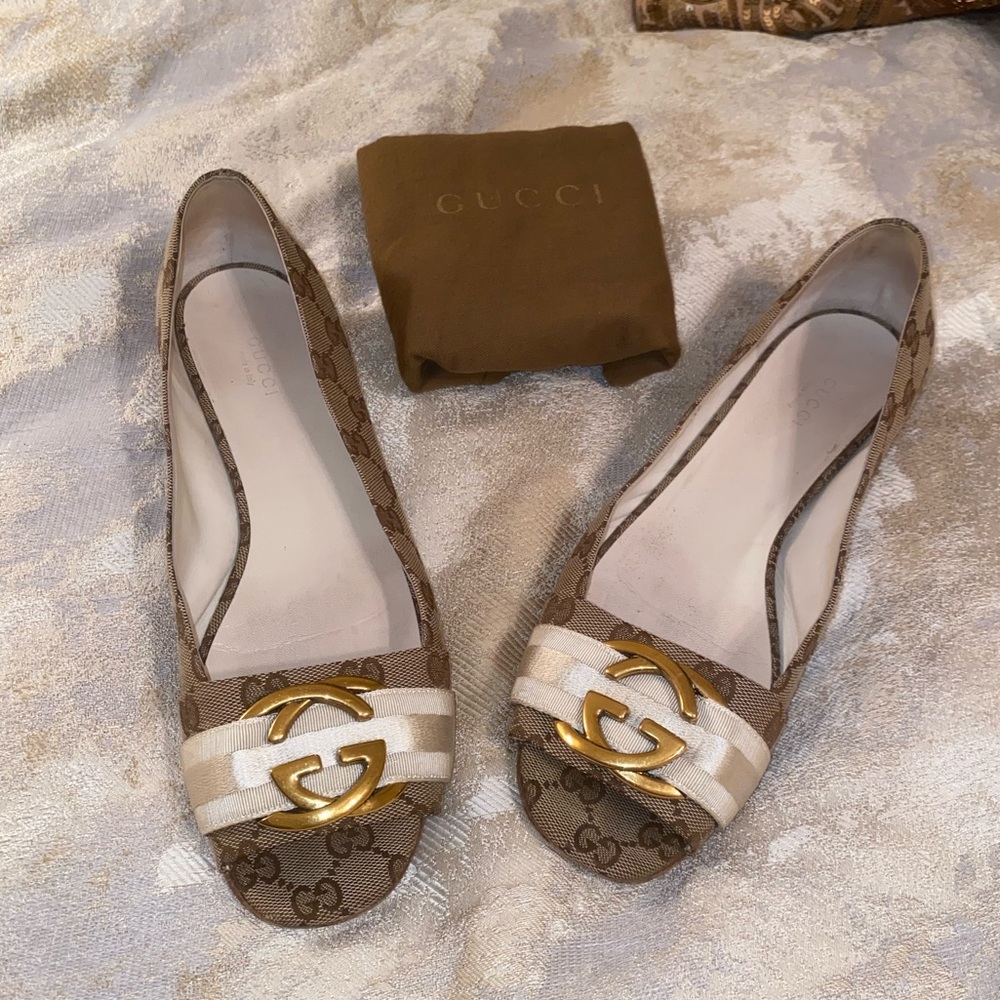 Authentic Gucci flats in beige and brown